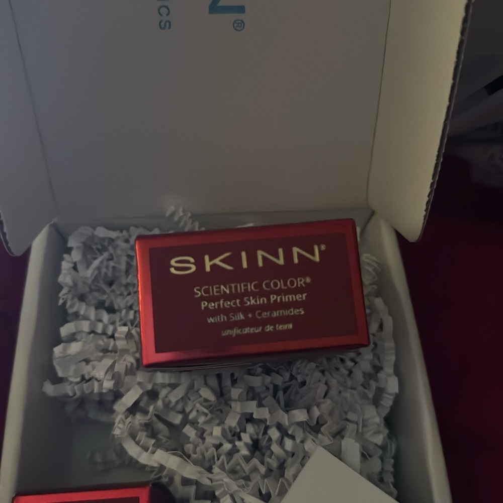 SCIENTIFIC COLORS
Perfect Skin Primer with Silk + Ceramides unificateur de teint